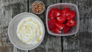 Tips pauzehap tienuurtje yoghurt aardbei muesli noten school kinderen De Leukste Lunch gezond fruit groente